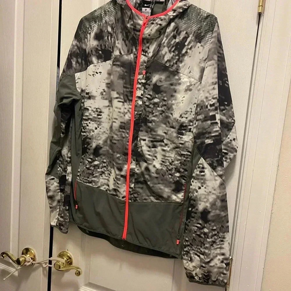 WOMEN S NIKE PRINTED TRAIL KIGER PACKABLE RUNNING ATHLETIC JACKET - Picture 3 of 12